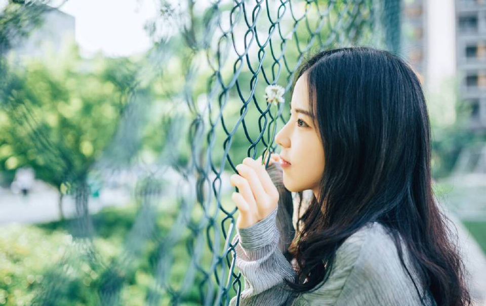 “那主公如今何在？”张任站起来，沉声问道。